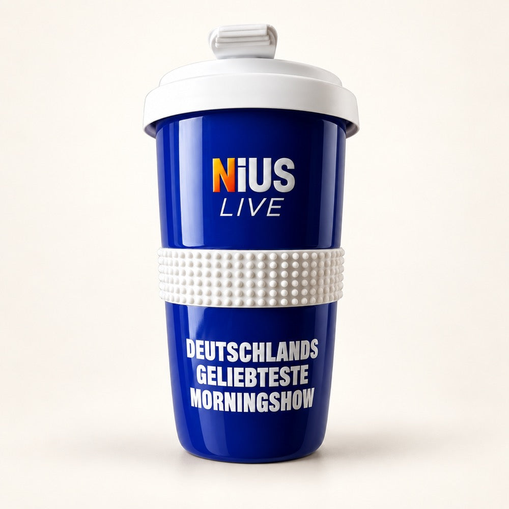 NIUS LIVE Coffee-to-Go-Becher aus blauem Porzellan mit weißer Silikonbanderole und Trinkdeckel, Produktfreisteller