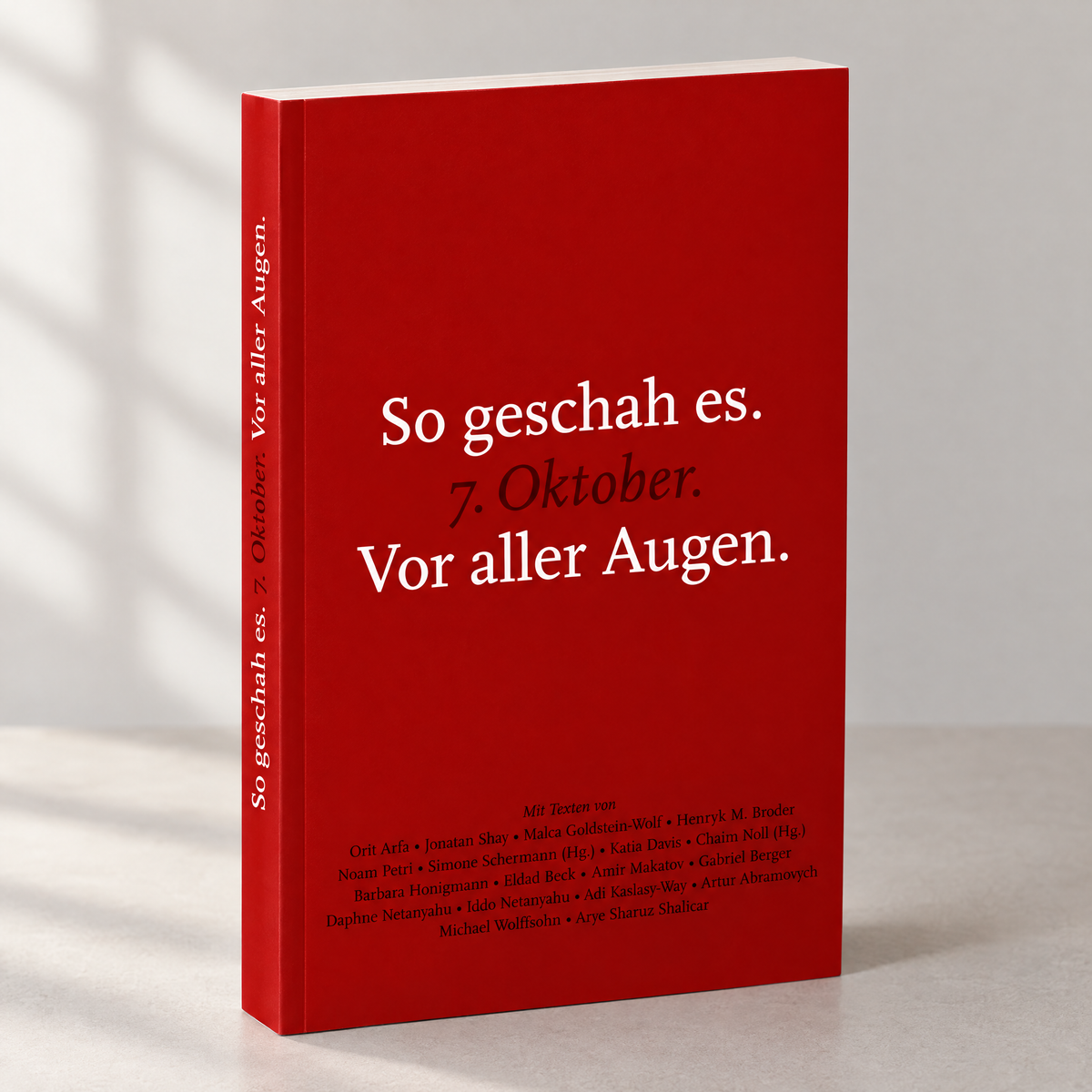„So geschah es. 7. Oktober. Vor aller Augen.“ – Seitenansicht mit Buchrücken